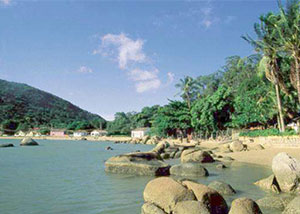 Praia de Sambaqui em Florianópolis